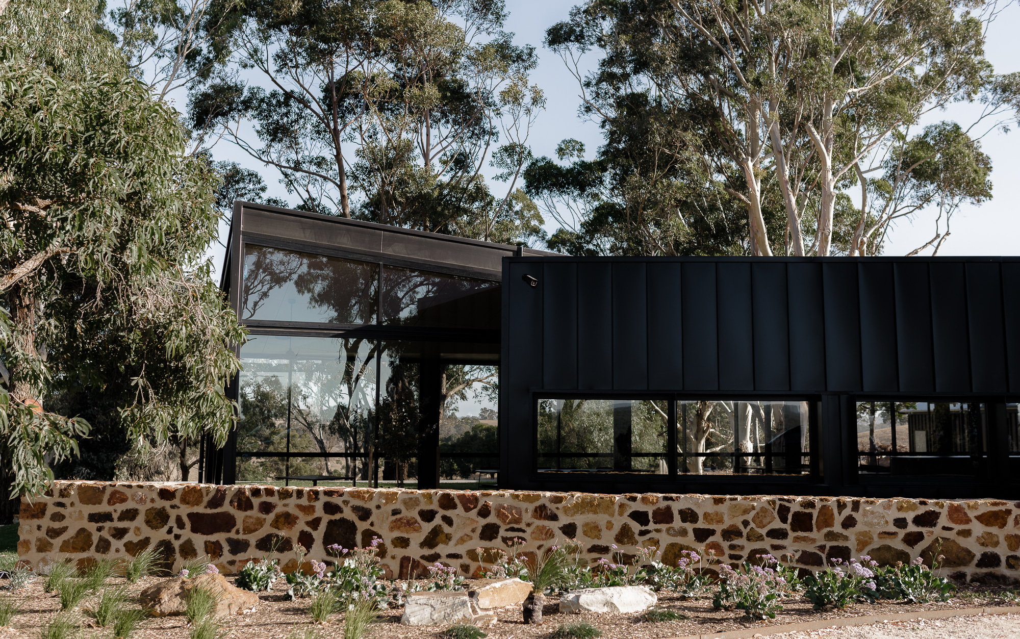 Located in the heart of the picturesque Adelaide Hills, Anvers Wines is a luxurious full-service wedding venue in Kangarilla which effortlessly blends old-world charm with modern sophistication.