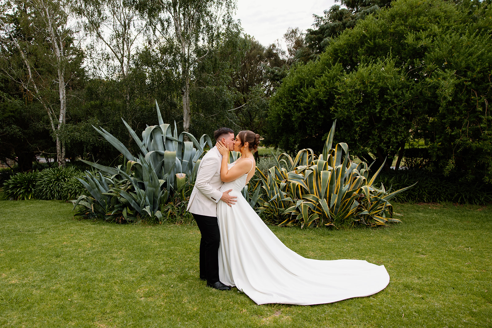 A spacious and charming Adelaide Hills wedding venue, Littlewood Farm is a 20-hectare working flower farm on the outskirts of Littlehampton, offering fully inclusive beverage packages, flexible catering and onsite accommodation.